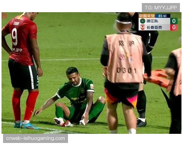 争议判罚后,摩纳哥教练席怒摔水瓶,主裁判出示红牌 争议判罚后,摩纳哥教练席怒摔水瓶,主裁判出示红牌